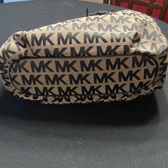 Michael Kors Hobo Purse Med Size - Picture 6 of 7